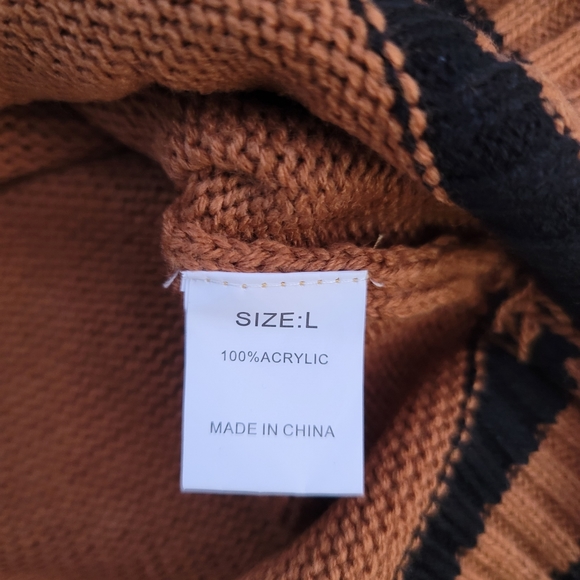 Short Sleeve Sweater Size L - Picture 3 of 4